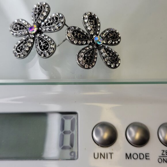 Clear Crystal Zircon Flower Earrings - Picture 8 of 9